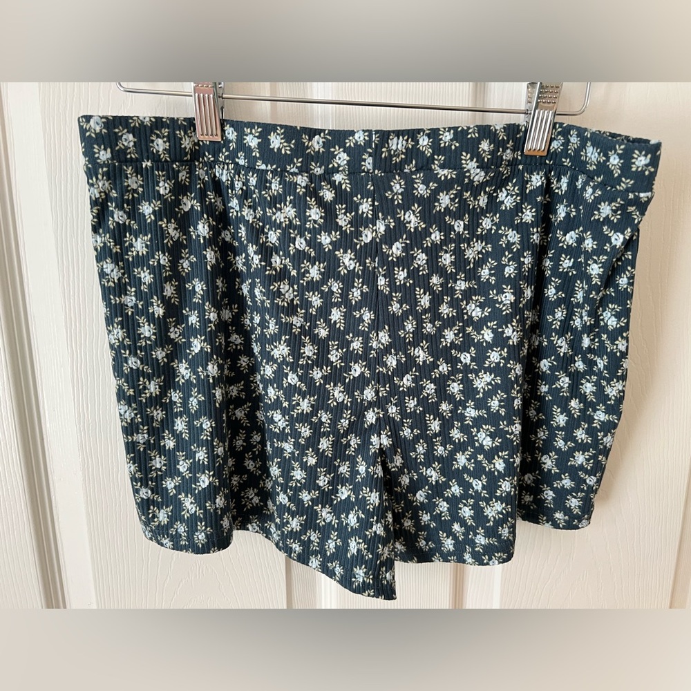 Laura Ashley floral cottagecore Soft Short Sleeve Top/Shorts Pajama Set Sz: L - Picture 12 of 16